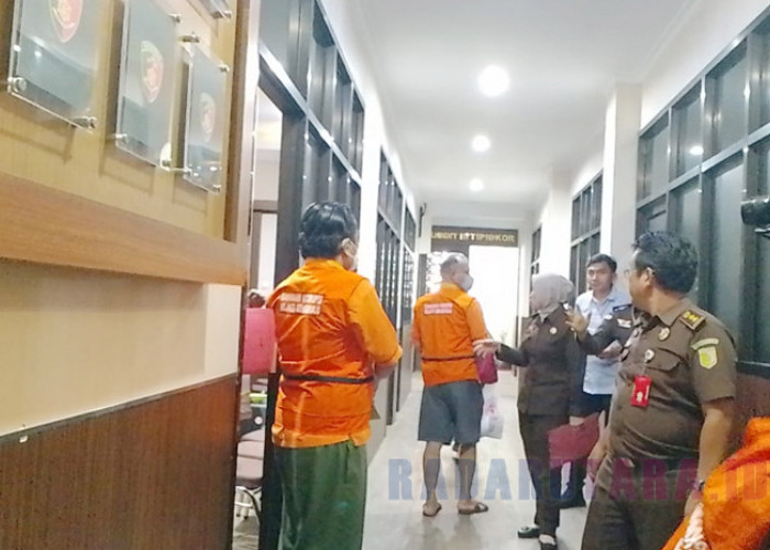 Pakai Rompi Oranye, Eks Kadispendik Bengkulu Utara jadi Tahanan Jaksa