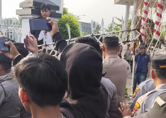  Pagar DPRD Provinsi Bengkulu Bobol, 11 Tuntutan Massa Aksi Tersampaikan