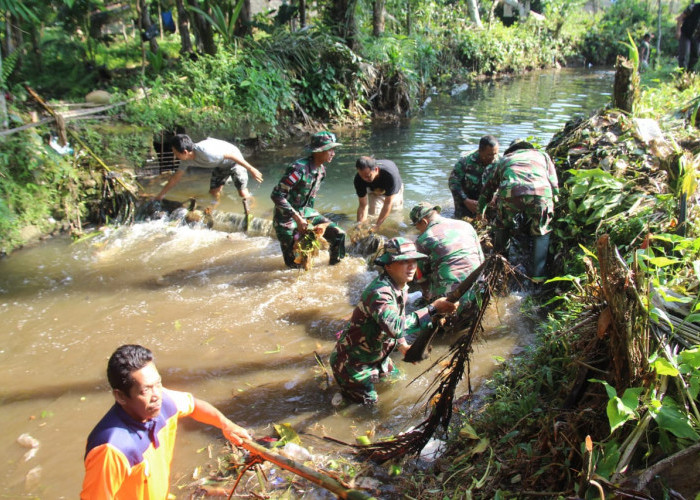 Aliran Bantaran Sungai di Perkotaan, Turut Jadi Sasaran Karya Bakti TNI Kodim 0423 Bengkulu Utara