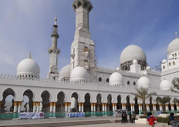 Masjid Raya Sheikh Zayed di Solo Suguhkan Nuansa Timur Tengah Tanpa Meninggalkan Budaya Asli Indonesia