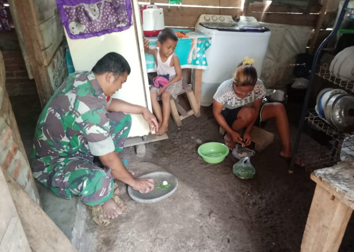 Babinsa Masuk Dapur, Wujud Kepedulian TNI untuk Warga Kurang Mampu