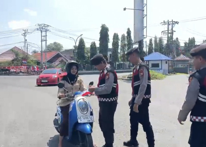 Dikira Razia, Polisi di Bengkulu Utara Cegat Pengendara Ternyata Bagikan Bendera