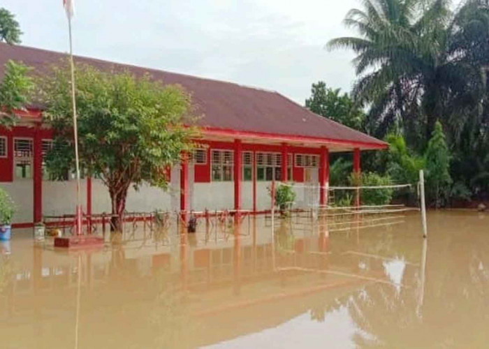Selain Bangunan, Buku dan Laptop Sekolah Rusak Terendam Banjir