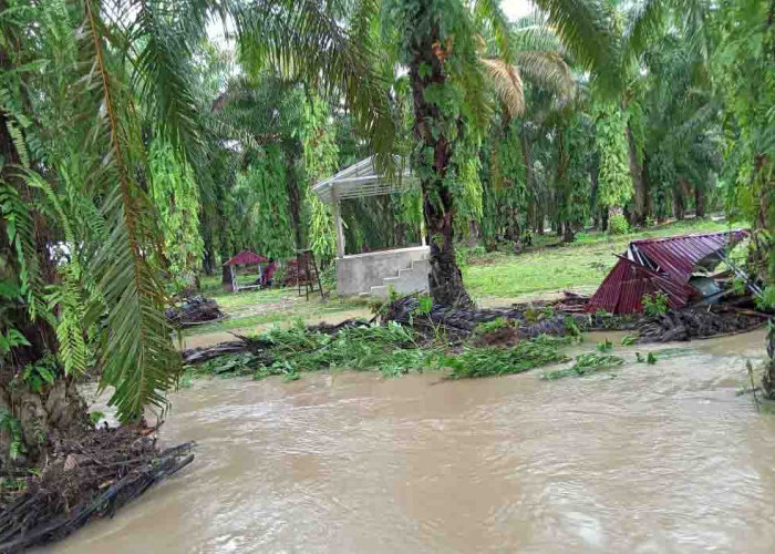 Diterjang Banjir, Gazebo di Wisata PLG Ikut Rusak