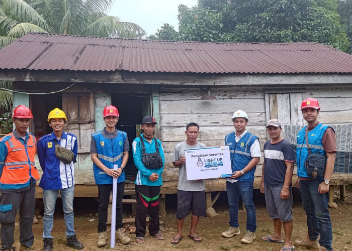 Puluhan Tahun Numpang Tetangga, Dua Warga Bengkulu Utara Terima Bantuan Listrik Gratis dari Karyawan PLN 