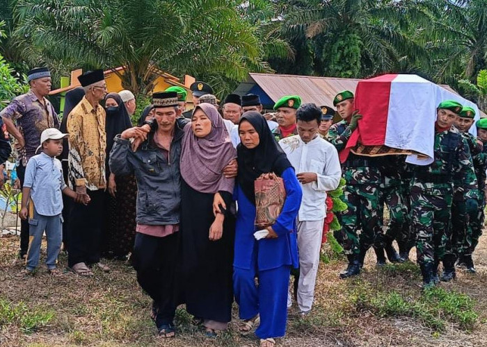 Isak Tangis Keluarga Iringi Pemakaman Pratu Anumerta Muhammad Fadli di TPU Desa Kota Bani