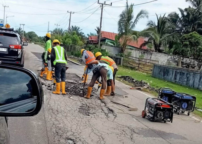 Minta Pengaspalan Permanen, Warga Protes Tambal Sulam Jalan Nasional Putri Hijau