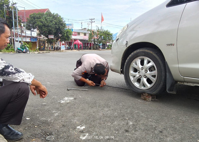 Keren, Begini Aksi Polisi di Bengkulu Utara Saat Bantu Warga Ganti Ban Mobilnya yang Bocor