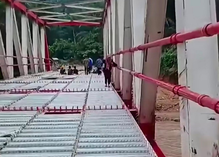 Jembatan Lubuk Selandak Sudah Bisa Dilalui Pejalan Kaki Saat Sungai Banjir