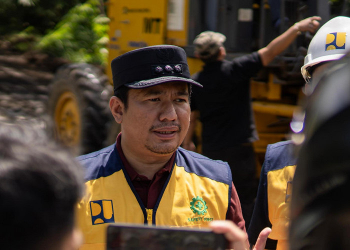 Arie Septia Adinata, Wujudkan Program 100 Hari, Bersihkan Jalan Masuk Kabupaten