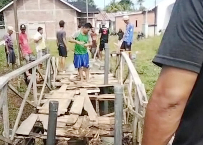 Swadaya Perbaiki Jembatan Ambrol, Warga Nilai Pemerintah Abai