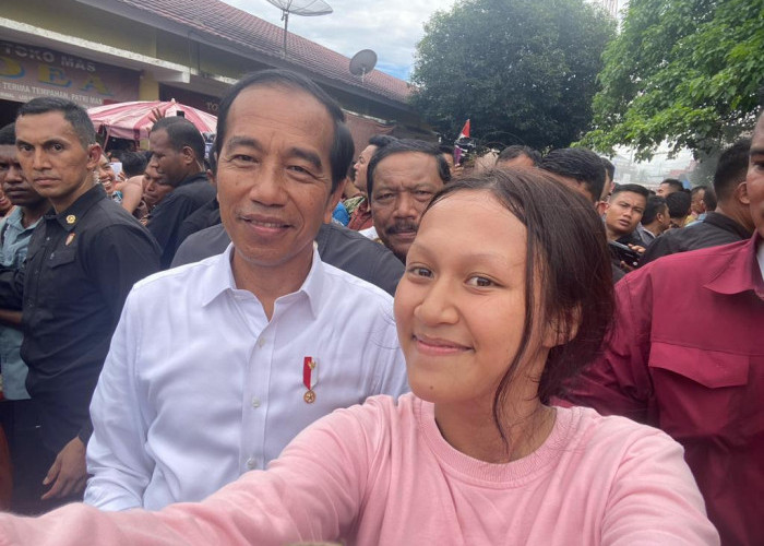 Ternyata Ini Alasan Mengapa Handphone Pet Signal Ketika Ingin Berfoto dengan Presiden 