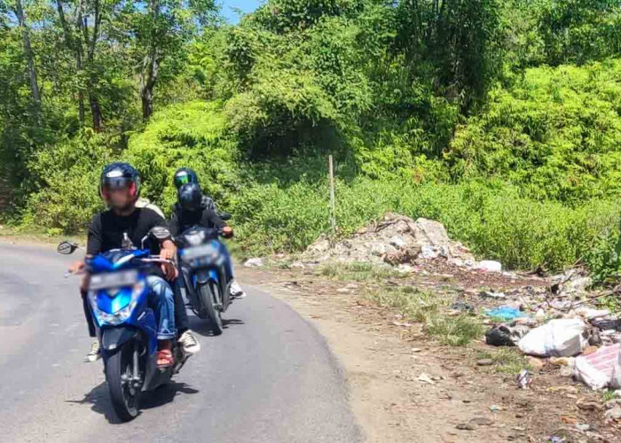 Jalan Tengah Masih Dihiasi Sampah