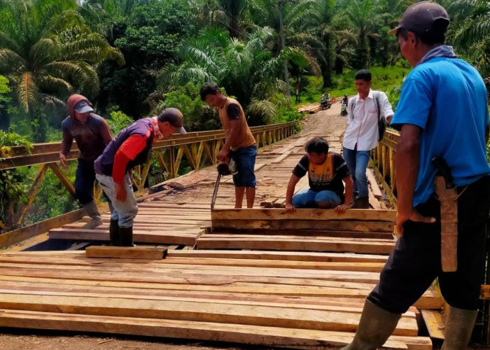 Goro Bersama Perusahaan, Warga Perbaiki Jembatan Milik Provinsi 