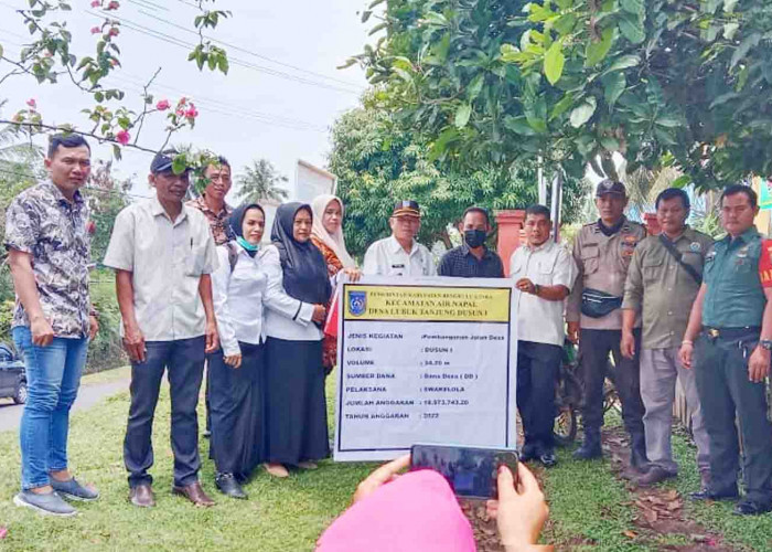 Desa Lubuk Tanjung Bangun Jalan Desa dan Beri Bantuan untuk Lembaga Adat