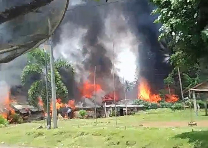 Rumah Ketua RT Ludes Dilahap Api, Istri Korban Dilarikan ke Rumah Sakit