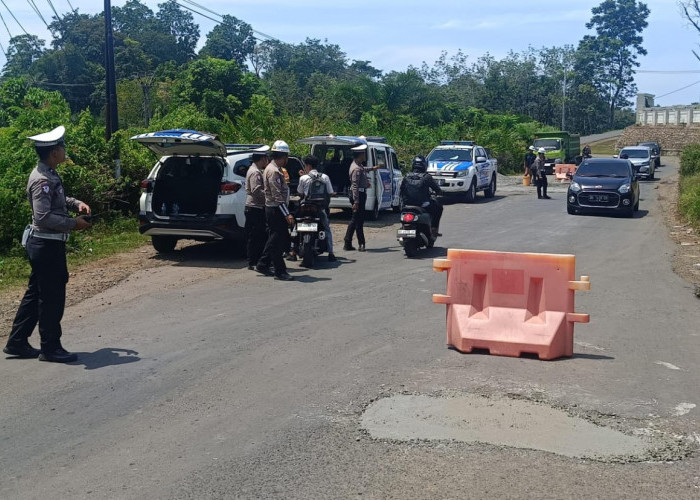 Siang Bolong, Jajaran Sat Lantas Polres Bengkulu Utara Tambal Jalan Berlobang 