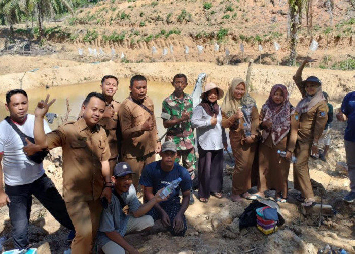 Perkuat Ketahanan Pangan di Sektor Hewani, Pemdes Talang Arah Tabur Ribuan Benih Ikan ke Kolam Desa