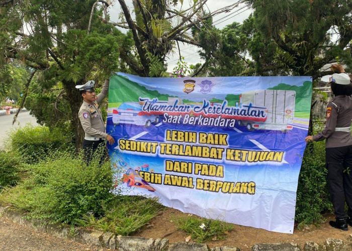 Tingkatkan Kesadaran Pengendara, Polres Bengkulu Utara Pasang Spanduk Keselamatan