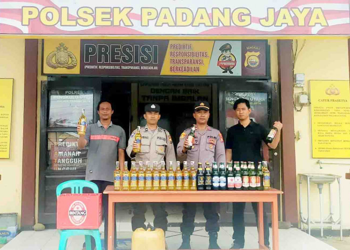 Polsek Padang Jaya Amankan Puluhan Botol Miras dan Tuak