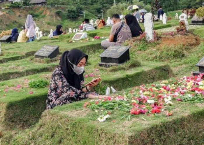 Jangan Sampai Salah, Begini Tata Cara dan Doa Ziarah Kubur Bagi Wanita Haid