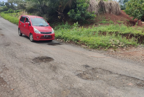 Jalan Padang Sepan Rusak Parah