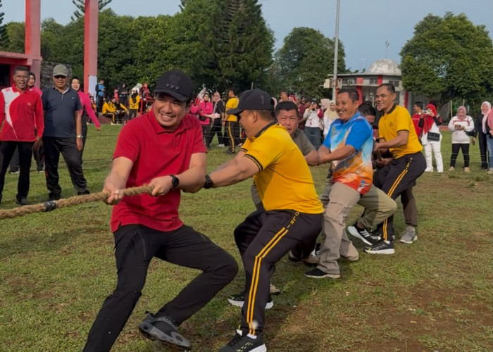 Meriahkan HUT RI Ke-81, Bupati Arie Ikut Lomba Tarik Tambang