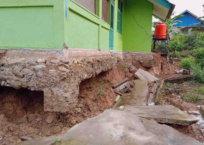 Digerus Banjir, Gedung PAUD Desa Tanjung Sari Terancam Ambruk