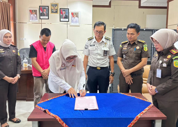 Eksekusi Kerja Sosial, Kejari Bengkulu Serahkan Terpidana Leo Azhari ke RSHD