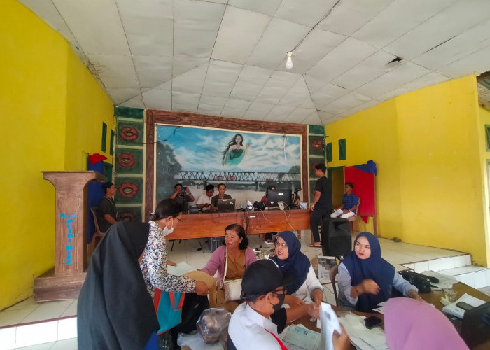 Ratusan Warga dan Pelajar Padati Layanan Dukcapil Bengkulu Utara di Putri Hijau