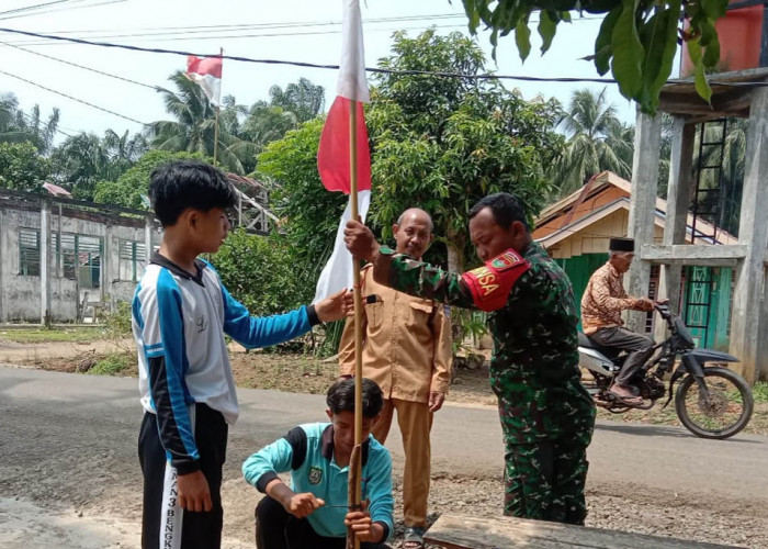 Sambut HUT RI ke-81, Babinsa Koramil Lais Keliling Ajak Warga Kibarkan Merah Putih