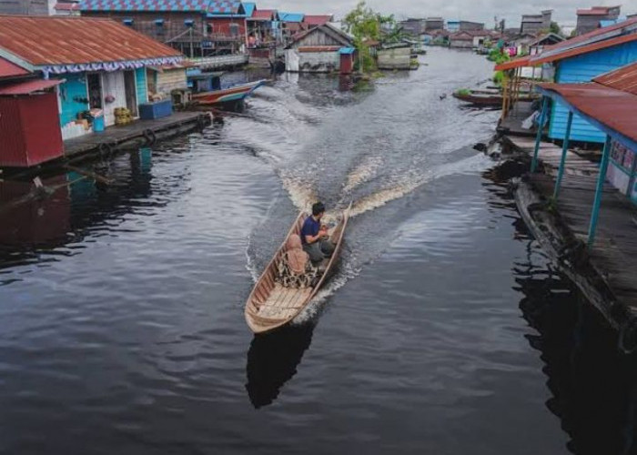 Penduduknya Tinggal di Atas Air! Sisi Unik Desa Muara Enggelam yang Tak Memiliki Daratan di Kalimantan Timur 