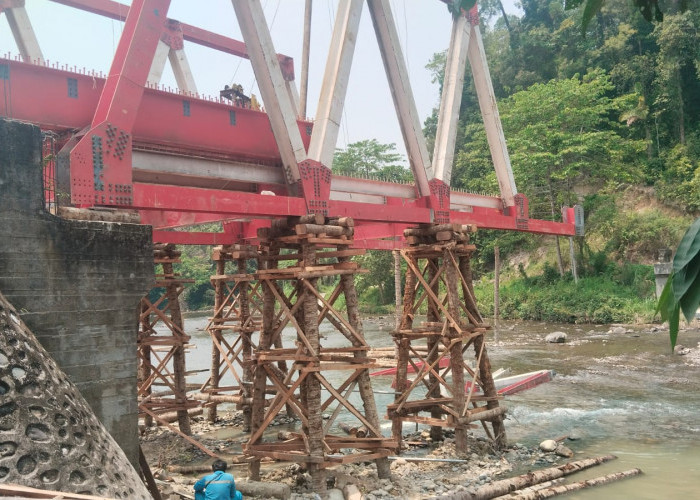 Ancaman Banjir Belum Hilang, Perancah Jembatan Lubuk Selandak Mengkhawatirkan