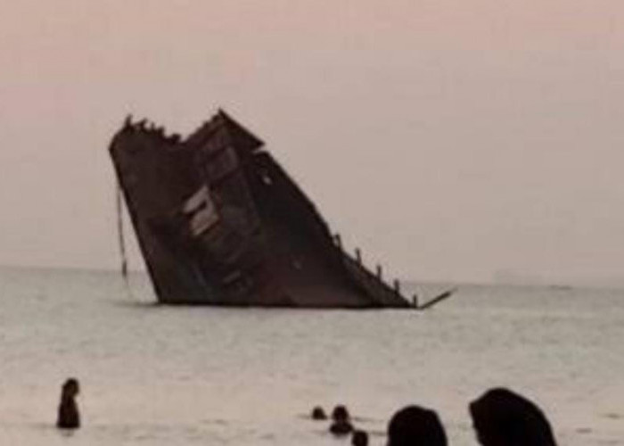 Tren Foto Kapal Terdampar di Pantai Pulau Baai Masih Diburu Anak Muda Bengkulu