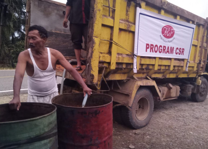 Bantuan Air Bersih Disalurkan PT MPM kepada Warga Terdampak Kekeringan di Desa Penyangga