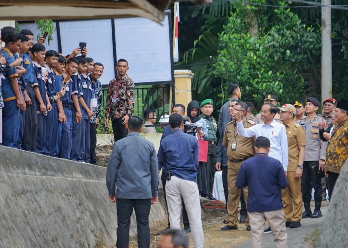 Kunjungi SMKN 2 Bengkulu Tengah, Presiden Jokowi Bakal Kirim Mobil dan Motor Baru