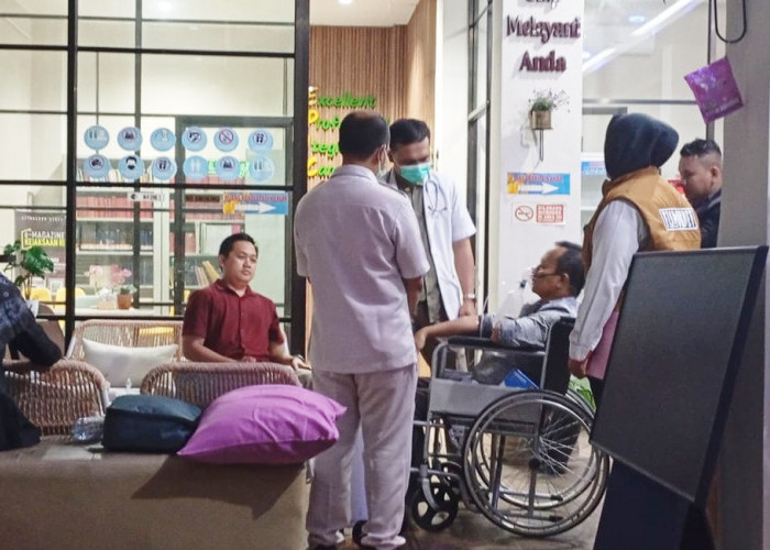 Naik Kursi Roda dan Kenakan Tabung Oksigen, Pelimpahan Eks Dirut Bank Bengkulu Ditunda