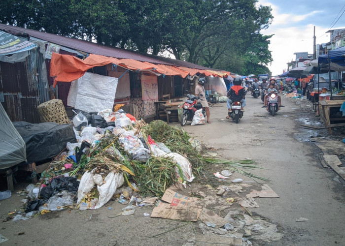 Idul Adha 2024, Tumpukan Sampah di Pasar Purwodadi Arga Makmur Menggunung 