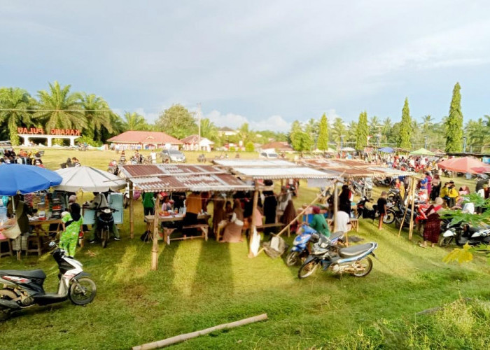Bantu Ekonomi Warga, PKK Desa Karang Pulau Fasilitasi Pendirian Pasar Kaget Ramadhan