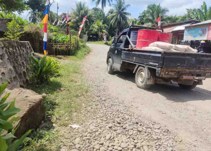 Tak Ada Anggaran Perbaikan, Debu Jalan jadi Santapan