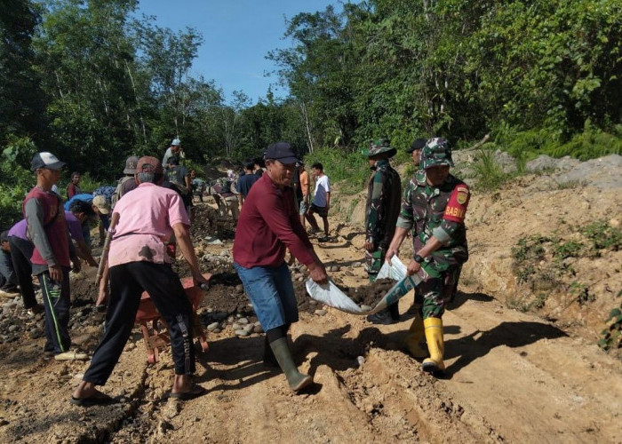 4 Anggota Babinsa Dikerahkan untuk Bantu Masyarakat Timbun Jalan Berlumpur di Desa Tanjung Muara