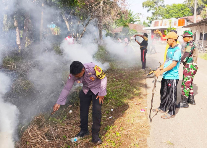 Kompak Bangun Desa, Warga Air Pandan Gotong Royong dan Terima BLT-DD 5 Bulan