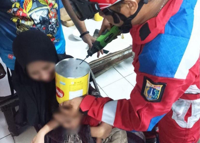 Kepala Bocah di Kemayoran Tersangkut Kaleng Biskuit, Evakuasi Hampir Setengah Jam