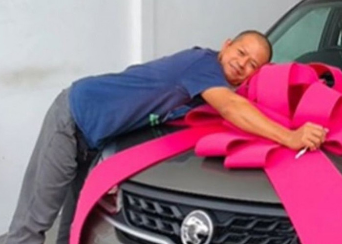 Seperti Mendapat Durian Runtuh, TKI di Malaysia ini Dihadiahi Mobil Proton Saga dari Bosnya