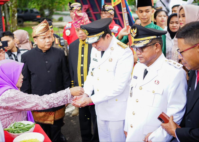 Bupati dan Wakil Bupati Bengkulu Utara Disambut Prosesi Adat Rejang Usai Pidato Perdana