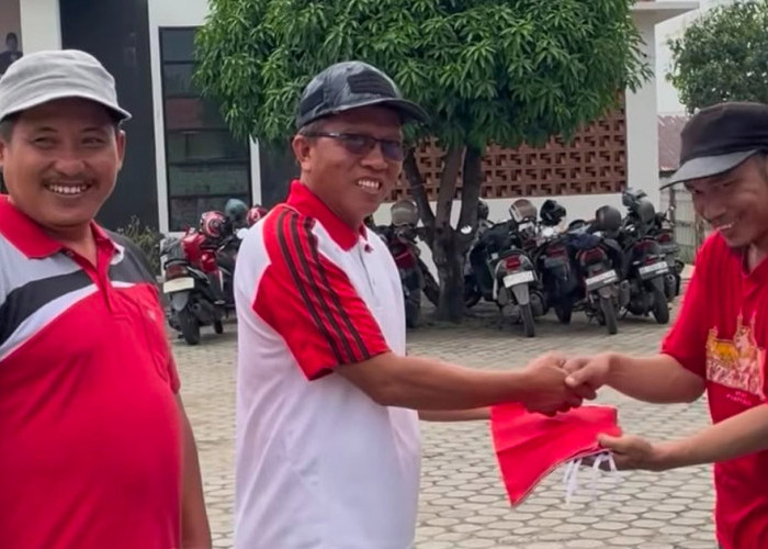 Kemenag Bagikan Bendera, Sambut HUT RI Dengan Semangat Nasionalisme