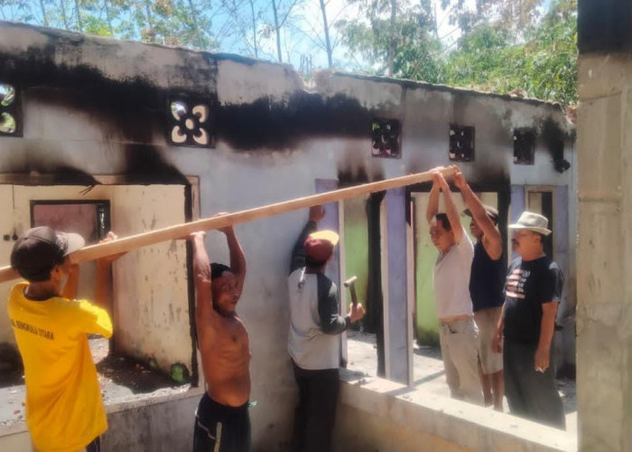 Warga Gotong Royong Perbaiki Rumah Korban Kebakaran di Air Muring