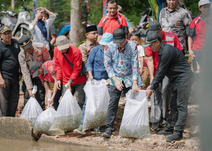 Kembangkan Potensi Wisata, Bupati Lepas 10 Ribu Bibit Ikan Nila