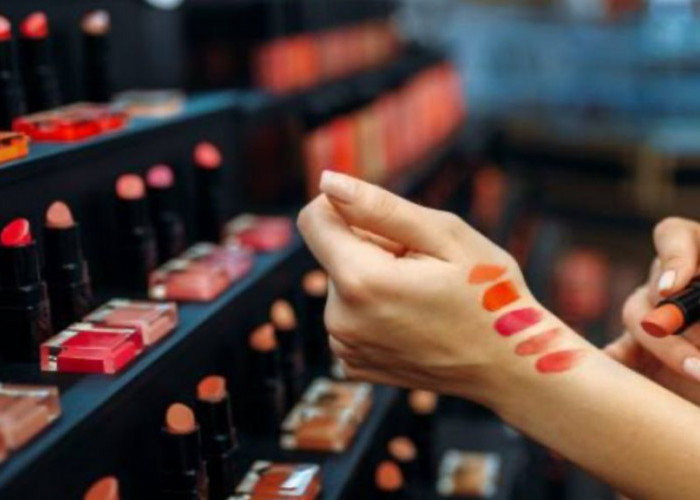 5 Penyakit Ini Bisa Muncul Akibat Sembarangan Pakai Tester Makeup