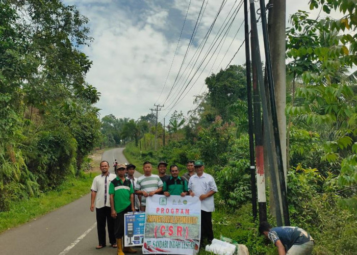 SIL Group Terangi Desa dengan Solar Cell, Wujudkan Penerangan Ramah Lingkungan